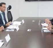 El ministro de Justicia, Jorge Londoño (izquierda), se reunió con la Embajadora de Canadá en Colombia, Carmen Sylvain y con el Consejero Político de la Embajada de Canadá, Douglas Challborn. Ministerio de Justicia