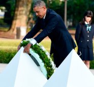 Barack Obama depositó una corona de flores en el cenotafio de Hiroshima, que contiene decenas de volúmenes donde están consignados los nombres de las víctimas de la bomba nuclear. AFP