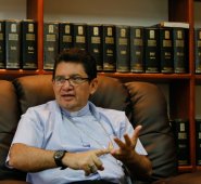 Para el obispo de Tibú, el negocio de la coca se apoderó del Catatumbo y más que enriquecer a las familias lo que ha conseguido es descomponer la cultura, acabar con las tradiciones campesinas y someter a las comunidades, asilarlas. César Obando