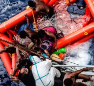 En esta imagen, tomada en el mar Mediterráneo, ante la costa de Libia el 27 de mayo de 2016, rescatistas ayudan a migrantes a subir al barco de la marina italiana Vega, después de que la embarcación en la que viajaban se hundiera. AP | Marina Militar