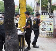 A los jóvenes que estudian estas carreras se les ve comprando uniformes tipo militar, pero su práctica como investigadores judiciales requiere de indumentaria totalmente distinta.    Juan Pablo Cohen
