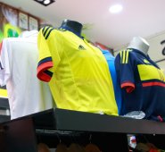 Las tiendas deportivas de cúcuta esperan que a medida en que avancen los partidos de la Selección Colombia, las ventas de la camiseta mejoren en los 23 días que durará el evento deportivo. Obando