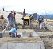 los vecinos de colinas de bello monte y María Auxiliadora llevan dos semanas trabajando en su pavimentación y llevan una tercera parte de la obra. Juan Pablo Bayona