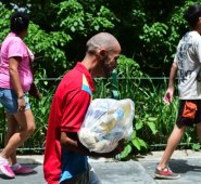 El panorama en Venezuela está caldeado debido a una grave escasez de alimentos, medicinas y productos básicos de aseo. Todo esto en medio de una tasa de inflación que supera el 180% y de la destrucción del aparato productivo. AFP