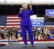 Clinton dijo a seguidores en Long Beach, cerca de Los Angeles, que "según las noticias, estamos al borde de un momento histórico, sin precedentes". AFP