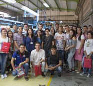 Durante su estadía los visitantes dialogaron con los trabajadores y recibieron obsequios por parte de la empresa. Juan Pablo Cohen