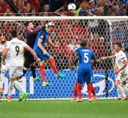 Francia se convirtió en el primer clasificado a octavos de final al sumar seis puntos. AFP
