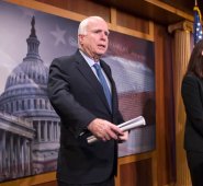 El senador republicano John McCain perdió las elecciones presidenciales ante Obama en 2008. AFP