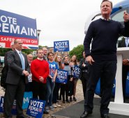 El primer ministro británico, David Cameron (en primer plano), durante un acto de la campaña para la permanencia de Gran Bretaña en la Unión Europea, junto al expremier John Major (derecha). AP