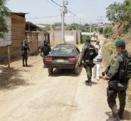 Constantemente la Policía está haciendo presencia en La Conquista para verificar antecedentes a sus residentes y visitantes y hacer una inspección de la zona. Archivo