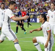 James Rodríguez celebra junto a Carlos Bacca el gol con el que obtuvieron el tercer puesto en la Copa América Centenario. AFP
