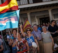 Partidarios del primer ministro en funciones Mariano Rajoy ondeando banderas de España y del Partido Popular durante un acto de campaña en La Puebla de Montalbán. AP