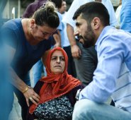 Dos personas acompañan a una mujer (centro) que perdió a un familiar, en las afueras del edificio de medicina forense cerca del aeropuerto de Estambul, un día después de un ataque suicida con bombas y armas. AFP