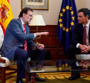 Mariano Rajoy insiste en la “urgencia” de llegar a un acuerdo, cuando España ya superó los 200 días con un gobierno en funciones limitado. En la gráfica con el líder del PSOE, Pedro Sánchez.  AFP