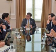Durante el transcurso del día, el presidente Juan Manuel Santos se reunió con los voceros de varios partidos, quienes le manifestaron su respaldo al plebiscito. En la imagen, Santos con los voceros de Cambio Radical. Presidencia de la República