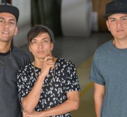 Dj Coco junto al dúo ‘Andru y J Revi’. Juan Pablo Bayona