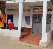 Tras dispararle en el pecho, el delincuente escapó en la moto, mientras que el tendero quedó tendido en el piso. La Opinión