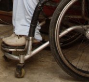 La investigación se centró en ocho pacientes que se imaginaban caminando al tiempo que se visualizaban como un avatar en un entorno virtual. Archivo La Opinión