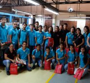 Los jóvenes recibieron obsequios por parte de la empresa y dialogaron con algunos trabajadores. Juan Pablo Cohen