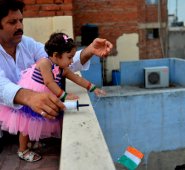 Esta fotografía muestra un padre y su hija, en India, volando una cometa desde la azotea de su casa durante las celebraciones por el Día de la Independencia del país. Archivo