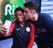 Biles escribió en Twitter: "Me pueden llamar señora Efron de ahora en adelante". Facebook