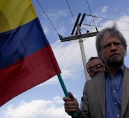 Con banderas y aplausos recibieron al grupo negociador del Gobierno en La Habana. Colprensa