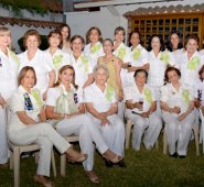 Nancy de Parra, Piedad de Salgar, Marlene de Ararat, María Helena Llanez, Josefina de Bota, Teresa de González, Fabiola Hernández, María del Rosario Kattah, Martha de Colmenares, Sonia de Rodríguez, Judith de Gómez, Tatiana de García, Fanny de Molina, Lucy de Lamk y Fanny de Arciniegas. Sentadas: Belén de Román, Yolanda de Colmenares, Elvira de Montaña, Carmen Alicia de Ruíz, Graciela de Ronderos y Claudia de Mora. Edinsson Figueroa