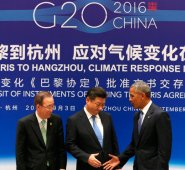 El presidente de China, Xi Jinping (centro), el presidente estadounidense Barack Obama (derecha) y el secretario general de la ONU, Ban Ki-moon, se dan la mano durante una ratificación conjunta de la ceremonia de acuerdo sobre el cambio climático de París antes de la Cumbre del G-20. AFP