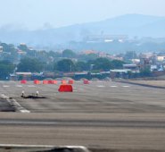 Mientras culminan las obras, en octubre, los pilotos deberán contrarrestar los vientos y lidiar con otro riesgo: el cerro Tasajero. La Opinión