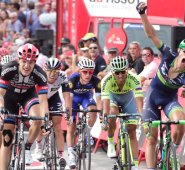 Magnus Cort Nielsen se impuso en la línea de meta al alemán Nikias Arndt (Giant) y al luxemburgués Jean-Pierre Drucker (BMC), segundo y tercero respectivamente. AFP