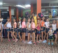 Las amas de casa organizaron  el desfile de modas en el Centro Integral de Atención a la Familia Niña Ceci. Cortesía