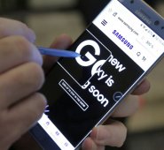 Los dueños de los aparatos pueden acudir a los centros de servicio Samsung a fin de que les entreguen teléfonos de alquiler para uso temporal. AP