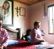 Los padres de Flor Alba miran con desconsuelo las fotos de su hija regadas sobre la cama. Una foto de ella, sonriente, adorna la habitación que juntos comparten. Desde el homicidio de su hija, no han hecho otra cosa más que exigir justicia y pedir la solidaridad de los periodistas de la región para que investiguen el caso.  Archivo