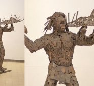 Rubén Darío Arciniegas Cáceres enseña su escultura Indios de mi tierra. Mario Caicedo