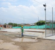 La construcción del Polideportivo del barrio, con gestión de la Gobernación y recursos de Prosperidad Social, es la primera obra estatal con la que Manuela Beltrán se benefició tres años después de legalizarse. Rodrigo Sandoval