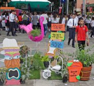 Las instalaciones del colegio se convirtieron en el escenario de cientos de jóvenes que sueñan con ser empresarios. César Obando