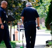 Detectives investigaron la escena del tiroteo y aparentemente recogieron un arma. AFP