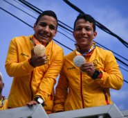 El triple medallista en natación, Carlos Serrano, oro, plata y bronce, dijo en rueda de prensa que se sentía muy orgulloso de todo el trabajo que hizo junto a su entrenador. Colprensa