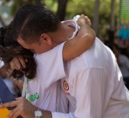 Como Marta y Miguel fueron decenas las personas que ayer decidieron darse un abrazo en señal de que están dispuestos a perdonar y reconciliarse.  Juan Pablo Cohen