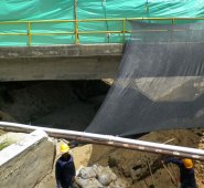 Con la construcción del muro se habilita la paralela sobre el río Chiquito. Javier Sarabia