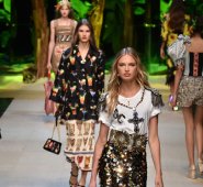 Durante nueve días y tomando el relevo de los desfiles de Milán, 91 colecciones se presentarán en el programa oficial. AFP