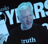 Julian Assange, fundador de WikiLeaks, habló en una videoconferencia en Berlín. AFP