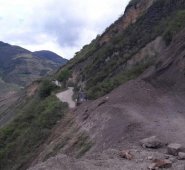 Los habitantes exponen su vida al pasar cerca al derrumbe. Cortesía