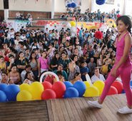 En la feria microempresarial hubo desfile de modas. Obando