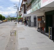 Desde la madrugada del lunes, la Policía y la Alcaldía impidieron el arribo de ventas callejeras a la avenida Sexta, motivo por el cual los ciudadanos pudieron movilizarse sin ningún obstáculo por los andenes. Rodrigo Sandoval