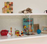 La coordinadora del área cultual, Carmen Adriana Ferreira Esparza, enseña las láminas y juegos que hacen parte de la exposición ‘Los niños que fuimos’. Alfredo Estévez