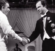Gabriel García Márquez vistió un liqui-liqui, en lugar del frac de rigor, para recibir el galardón. Ha sido el único en romper el protocolo en materia de atuendo. Internet