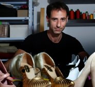 Los zapatos psicodélicos de Levi se asemejan a todo, desde pieles de plátano a los actos sexuales, flamencos y gatos que estiran. AFP