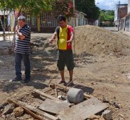 Los vecinos de este barrio de atalaya le pidieron a la Secretaría de Infraestructura que agilice la entrega del cemento que hace falta para terminar de pavimentar sus calles. Rodrigo Sandoval