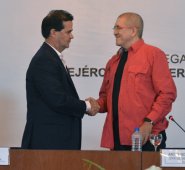 Los jefes negociadores del Gobierno y el Eln, Frank Pearl (centro izquierda) y alias Antonio García, estrechan sus manos luego del anuncio hecho en Caracas sobre inicio de la fase pública del proceso de negociación.  Archivo